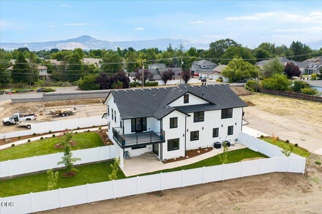 610 Pheasant Creek Drive, Central Point, OR 97502