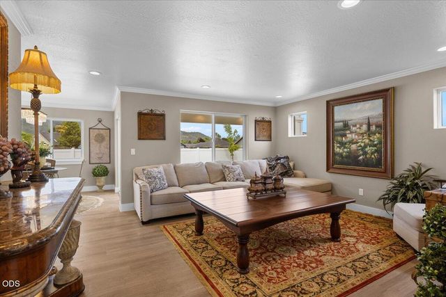 610 Pheasant Creek Drive, Central Point, OR 97502