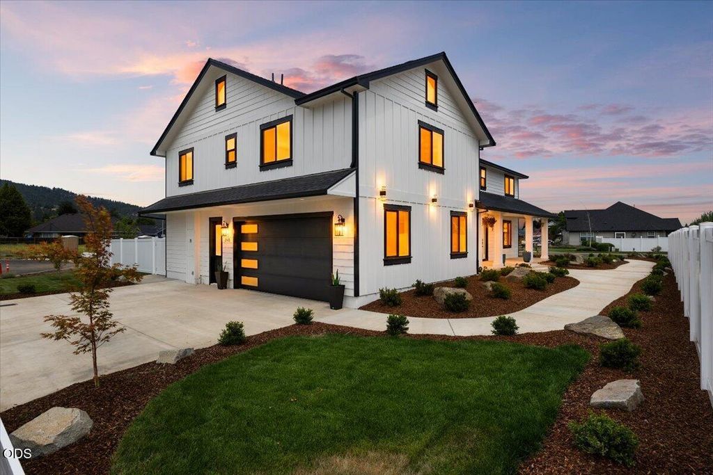 610 Pheasant Creek Drive, Central Point, OR 97502