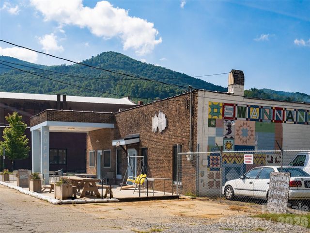 1 Half Moon Drive, Swannanoa, NC 28778