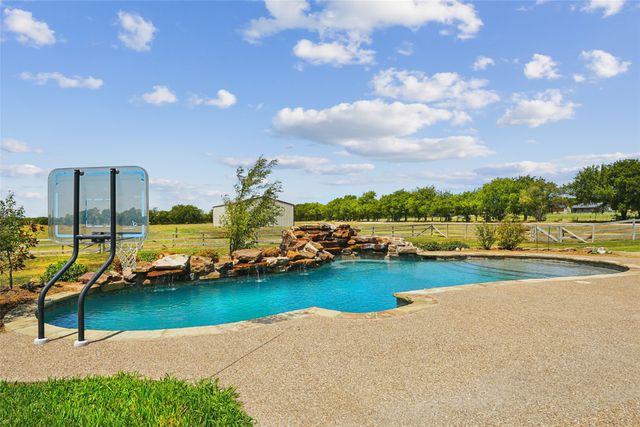 5550 Donald Road, Krum, TX 76249