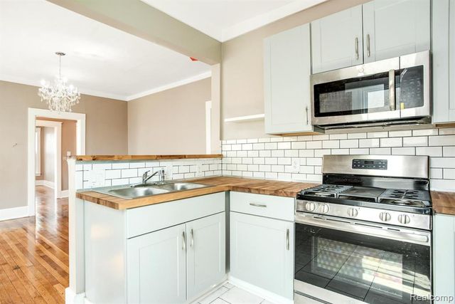 2604 Cadillac Boulevard, Detroit, MI 48214