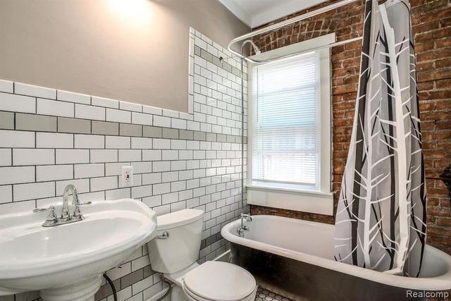 2604 Cadillac Boulevard, Detroit, MI 48214