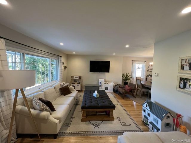31 Roosevelt Place, Rockville Centre, NY 11570