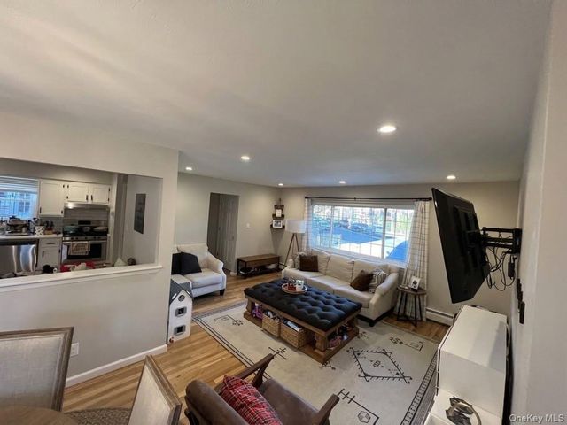31 Roosevelt Place, Rockville Centre, NY 11570