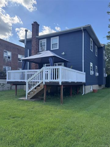 31 Roosevelt Place, Rockville Centre, NY 11570