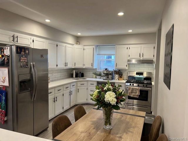 31 Roosevelt Place, Rockville Centre, NY 11570