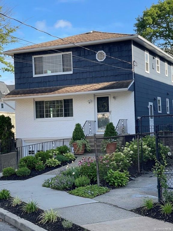 31 Roosevelt Place, Rockville Centre, NY 11570