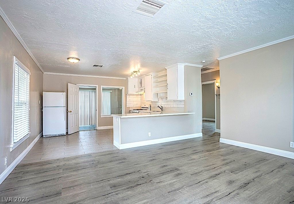 Image 2 of property listing at 911 North 1st Street, Las Vegas, NV 89101