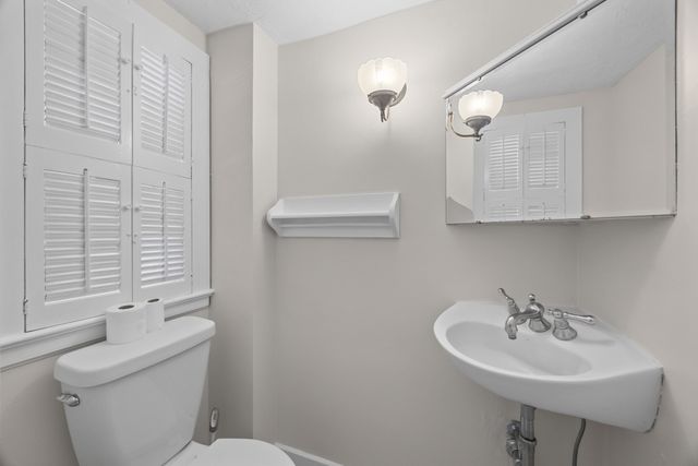 12 Gates Rd, Shrewsbury, MA 01545