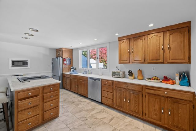 12 Gates Rd, Shrewsbury, MA 01545