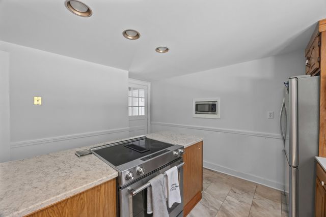 12 Gates Rd, Shrewsbury, MA 01545