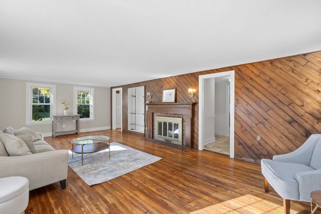 12 Gates Rd, Shrewsbury, MA 01545