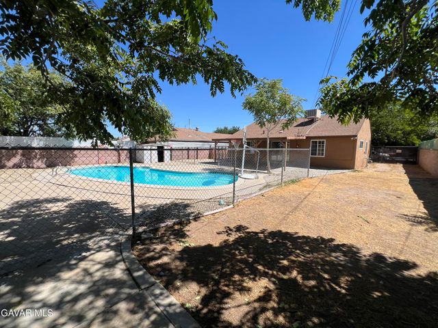 38609 32nd Street East, Palmdale, CA 93550