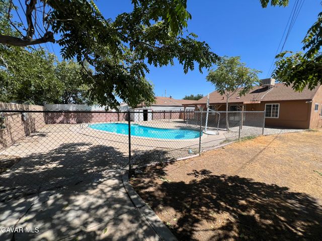 38609 32nd Street East, Palmdale, CA 93550