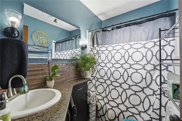 3738 Ditzler Avenue, Kansas City, MO 64133