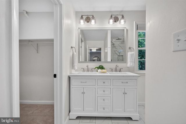 11312 LAPHAM DR, Oakton, VA 22124
