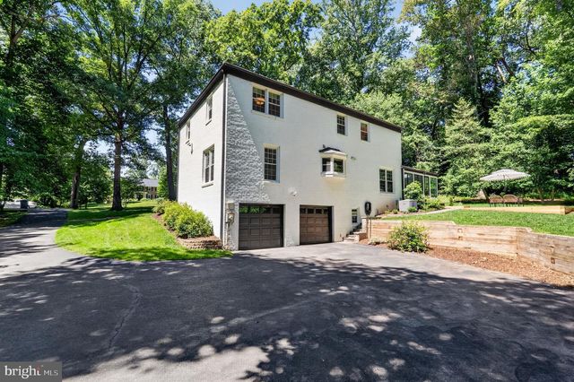 11312 LAPHAM DR, Oakton, VA 22124