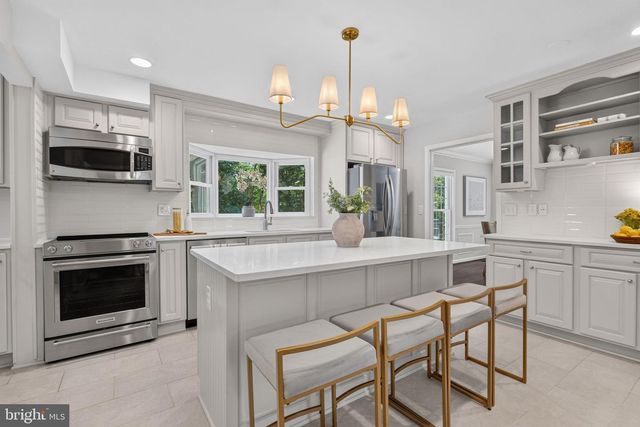 11312 LAPHAM DR, Oakton, VA 22124