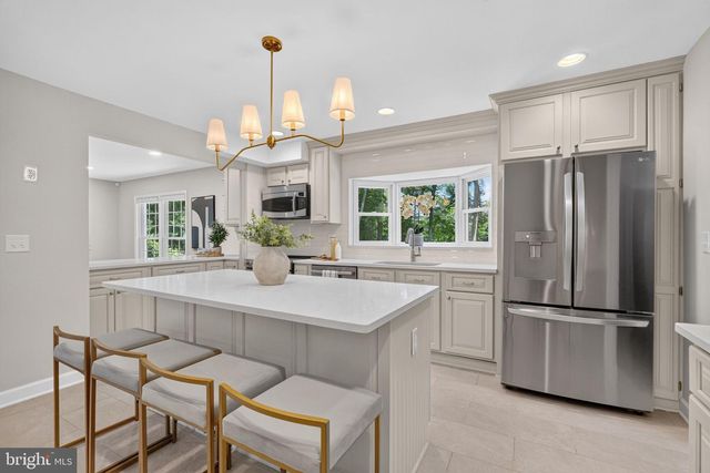 11312 LAPHAM DR, Oakton, VA 22124