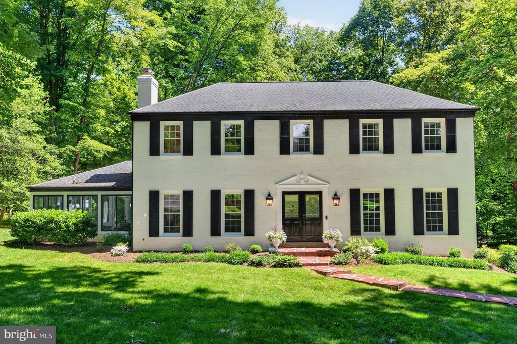 11312 LAPHAM DR, Oakton, VA 22124