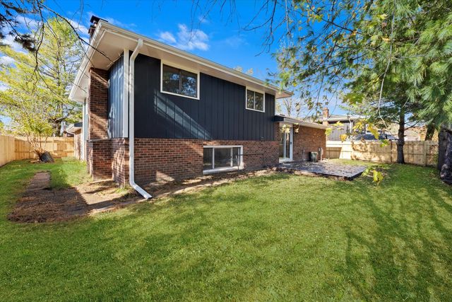 18227 OLDE FARM Road, Lansing, IL 60438