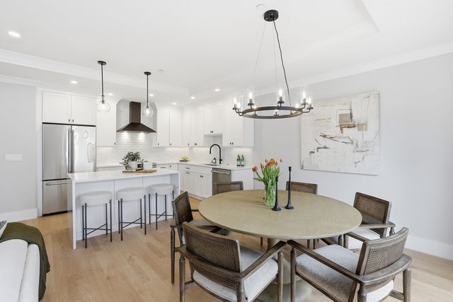 36 Loomis 102, Bedford, MA 01730
