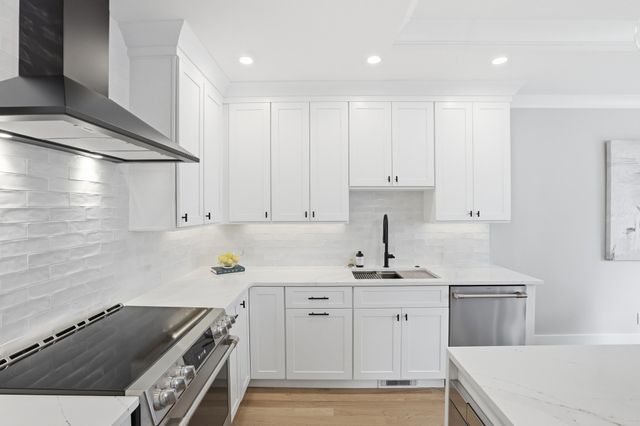 36 Loomis 102, Bedford, MA 01730