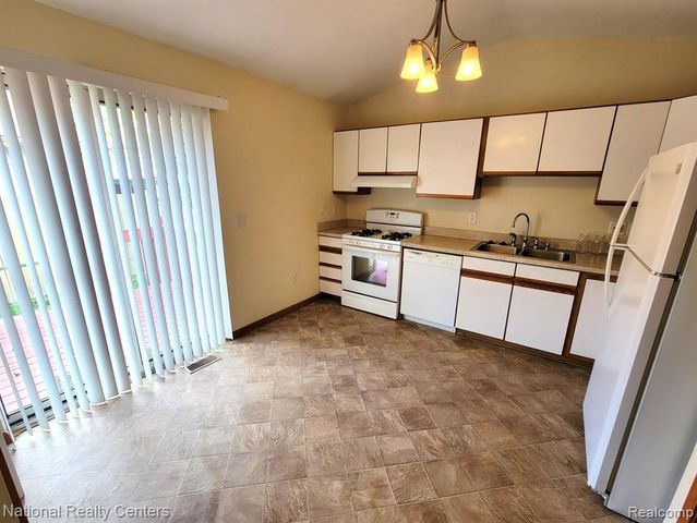 26811 Villa Calabrese, Warren, MI 48091