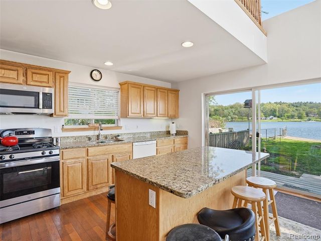 8868 Tackles Drive, White Lake, MI 48386