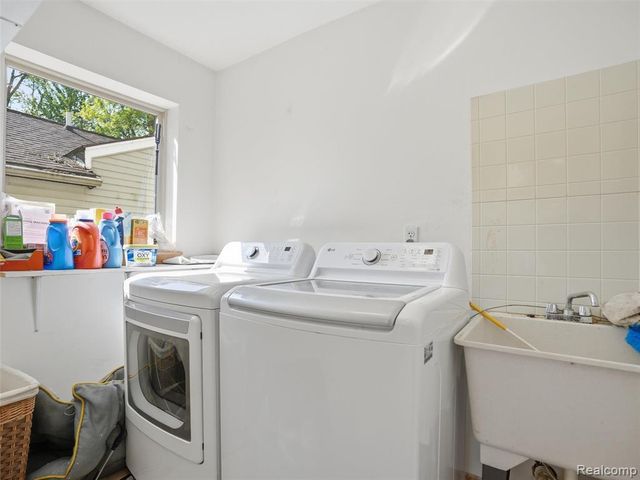 8868 Tackles Drive, White Lake, MI 48386