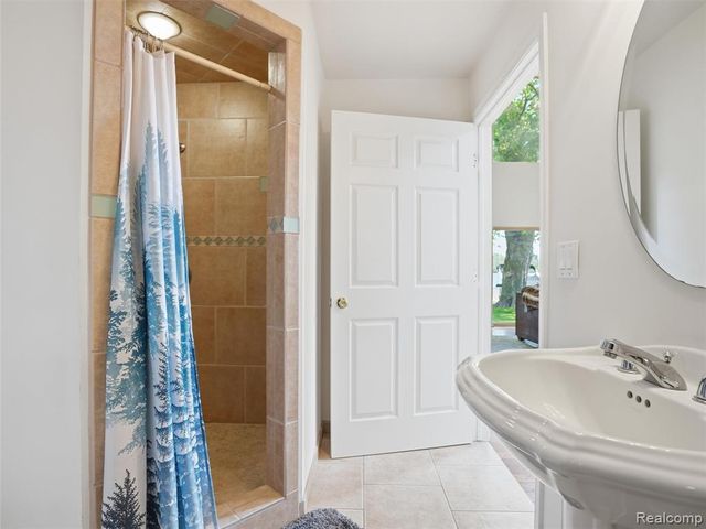 8868 Tackles Drive, White Lake, MI 48386
