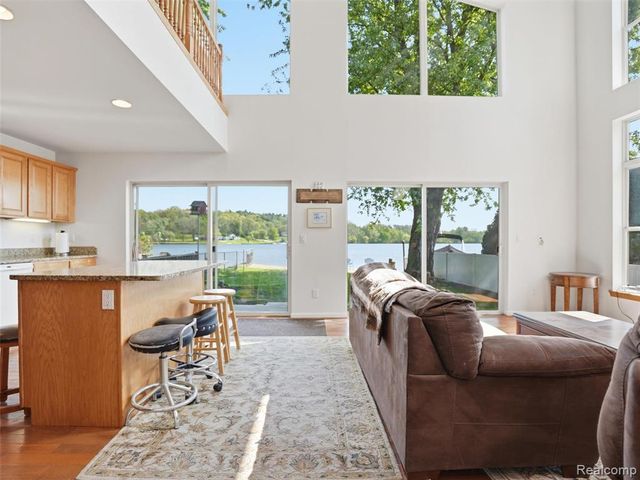 8868 Tackles Drive, White Lake, MI 48386