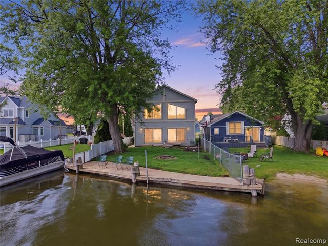 8868 Tackles Drive, White Lake, MI 48386