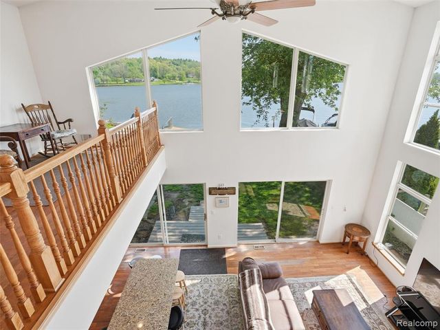 8868 Tackles Drive, White Lake, MI 48386