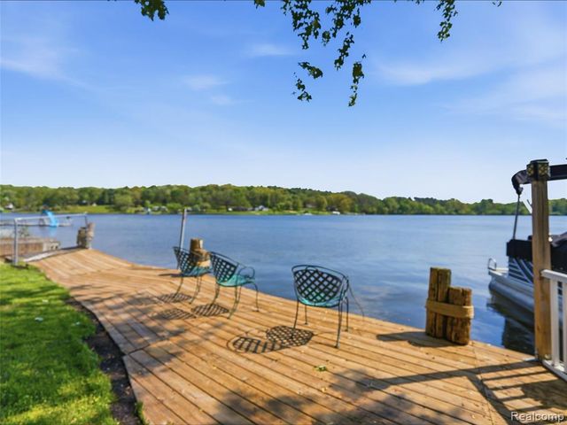 8868 Tackles Drive, White Lake, MI 48386