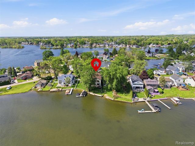 8868 Tackles Drive, White Lake, MI 48386
