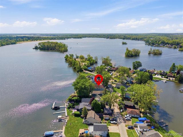 8868 Tackles Drive, White Lake, MI 48386