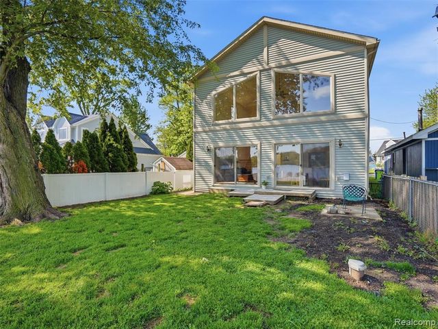 8868 Tackles Drive, White Lake, MI 48386