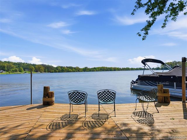 8868 Tackles Drive, White Lake, MI 48386