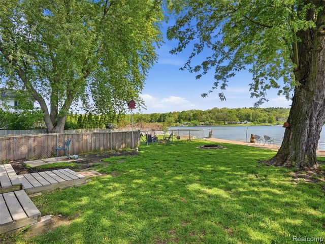 8868 Tackles Drive, White Lake, MI 48386