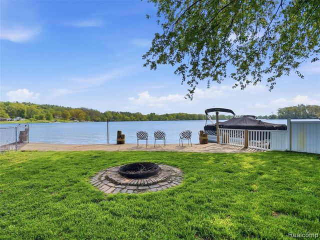 8868 Tackles Drive, White Lake, MI 48386