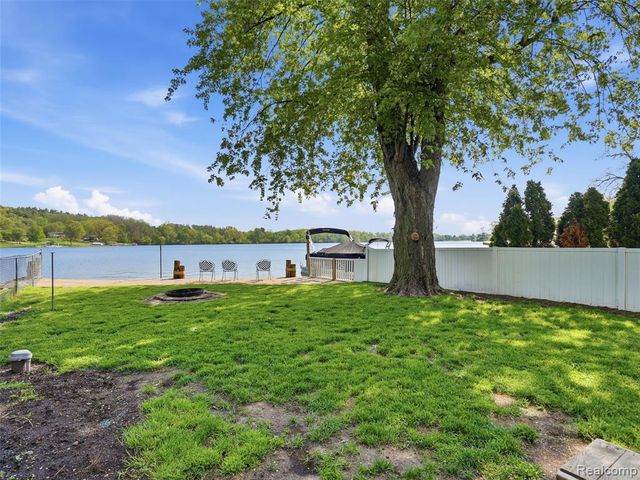 8868 Tackles Drive, White Lake, MI 48386