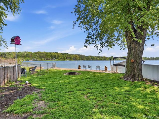 8868 Tackles Drive, White Lake, MI 48386
