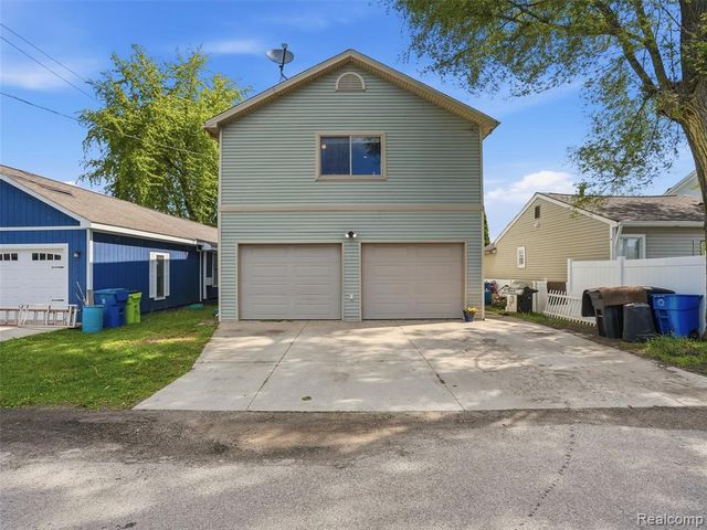 8868 Tackles Drive, White Lake, MI 48386