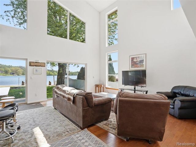 8868 Tackles Drive, White Lake, MI 48386