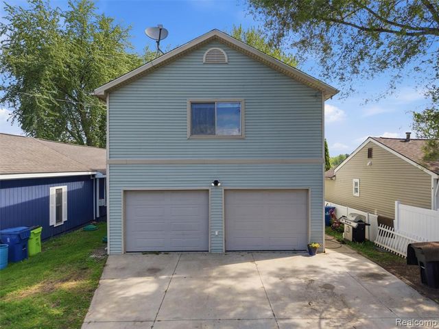 8868 Tackles Drive, White Lake, MI 48386