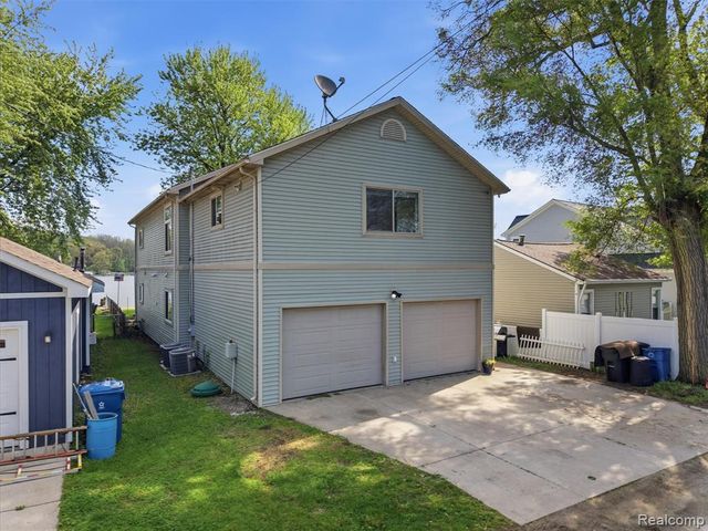 8868 Tackles Drive, White Lake, MI 48386