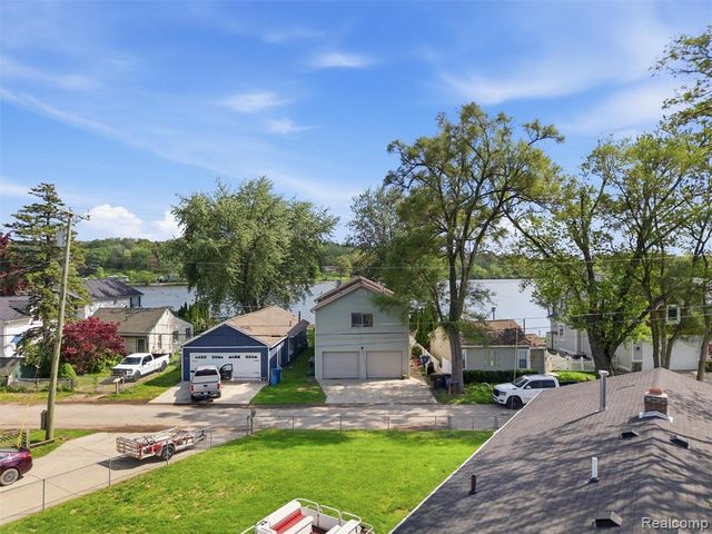 8868 Tackles Drive, White Lake, MI 48386