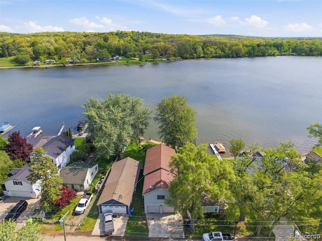 8868 Tackles Drive, White Lake, MI 48386